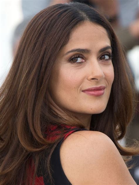 las tetas de salma hayek|A Salma Hayek por poco se le salen los senos 